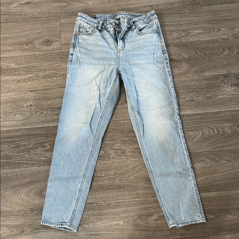 American Eagle Strigid Mom Jeans
